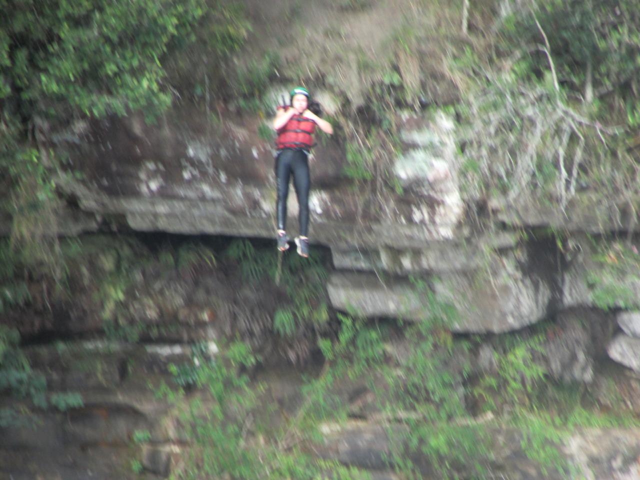 salto no penhasco rafting no parana